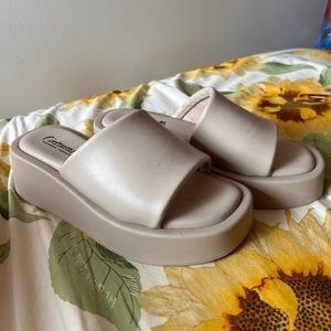 L’INTERVALLE Platform Sandals